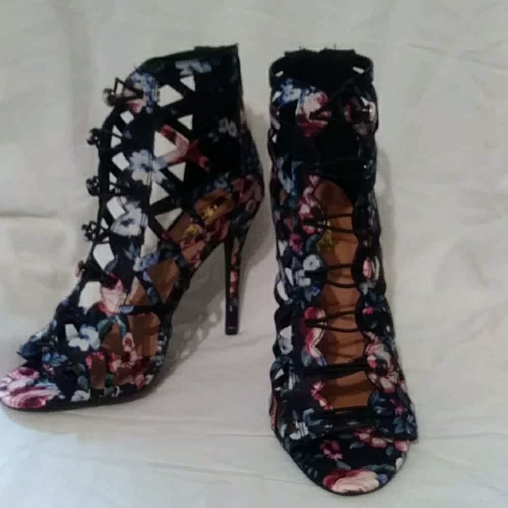 Brand new Qupid Black/Fuchia Heeled Sandals